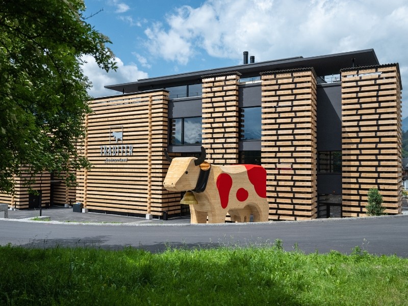 Trauffer Erlebniswelt & Bretterhotel - Aussenansicht mit Kuh - Seminarhotelsschweiz - MICE Service Group